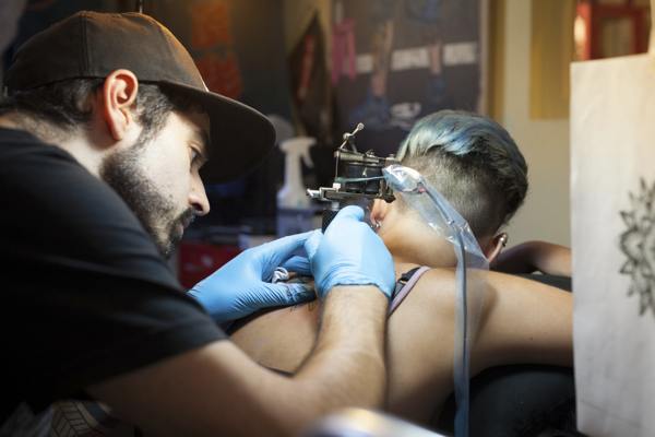 Quanto doem as tatuagens no quadril?