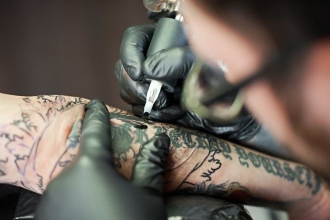 Quanto doem as tatuagens nas costelas?